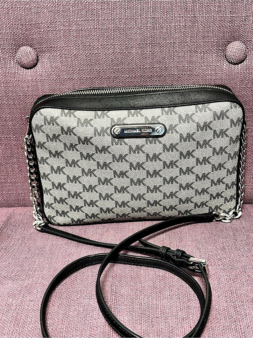 Michael Kors Jet Set Travel crossbody Bag in Gray & Black